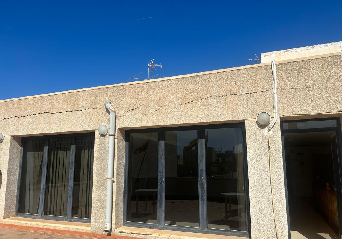 Restos de uralita y caída de cascotes: Así está una casa de la tercera edad en Torrevieja