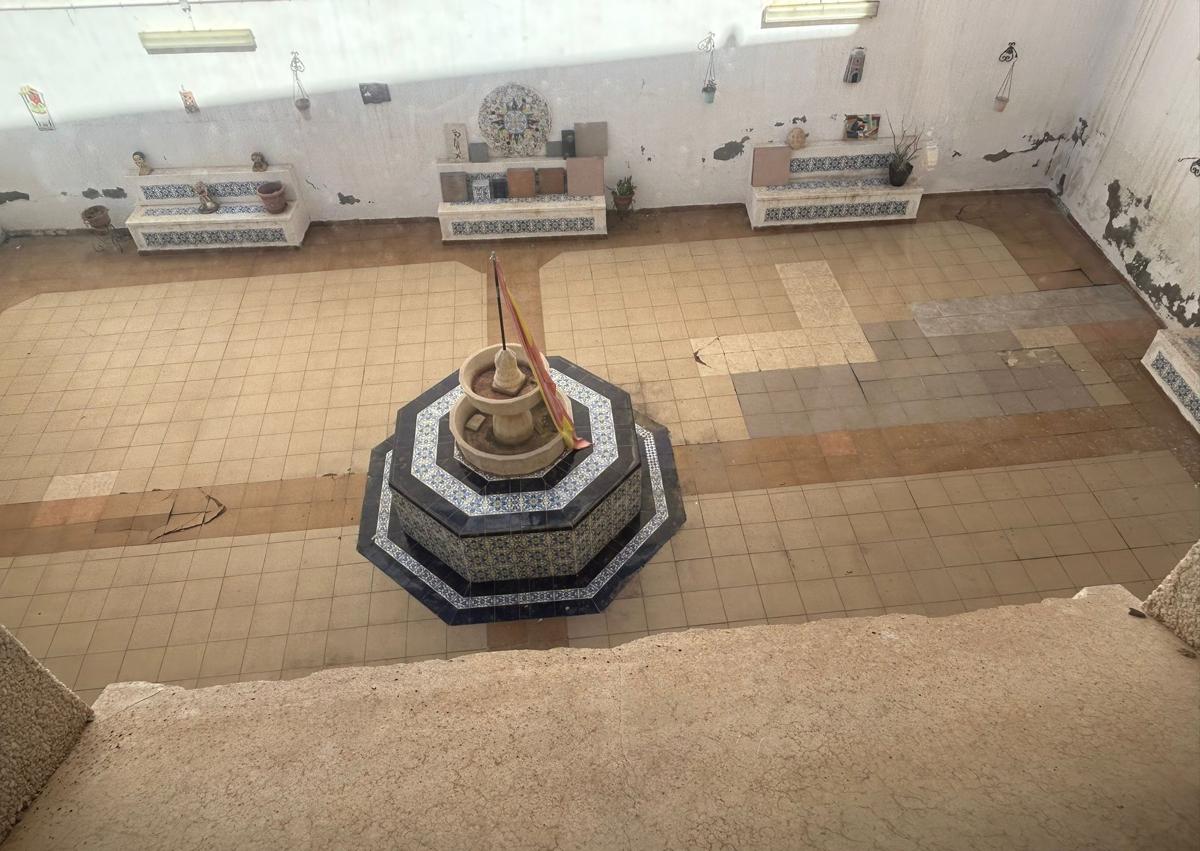 Imagen secundaria 1 - Restos de uralita y caída de cascotes: Así está una casa de la tercera edad en Torrevieja