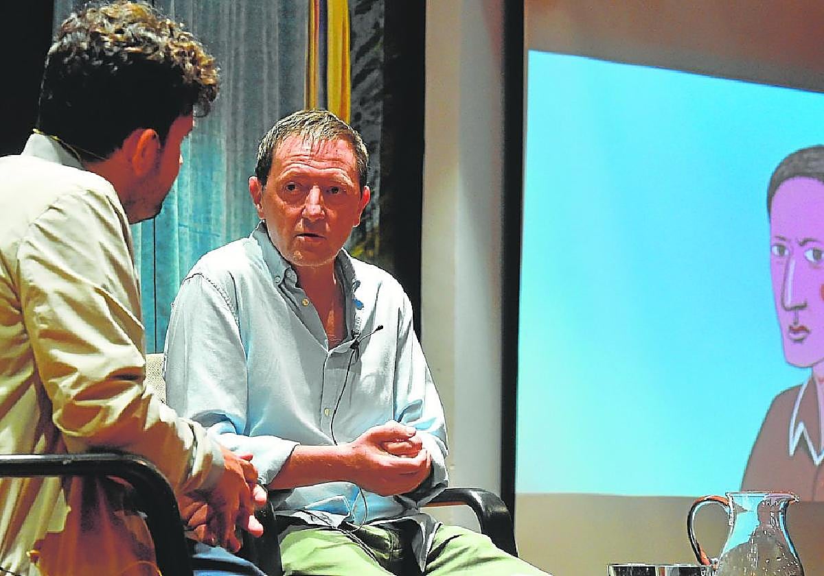 Ignacio Martínez de Pisón en el Aula de Cultura de LA VERDAD su novela 'Castillos de fuego'.