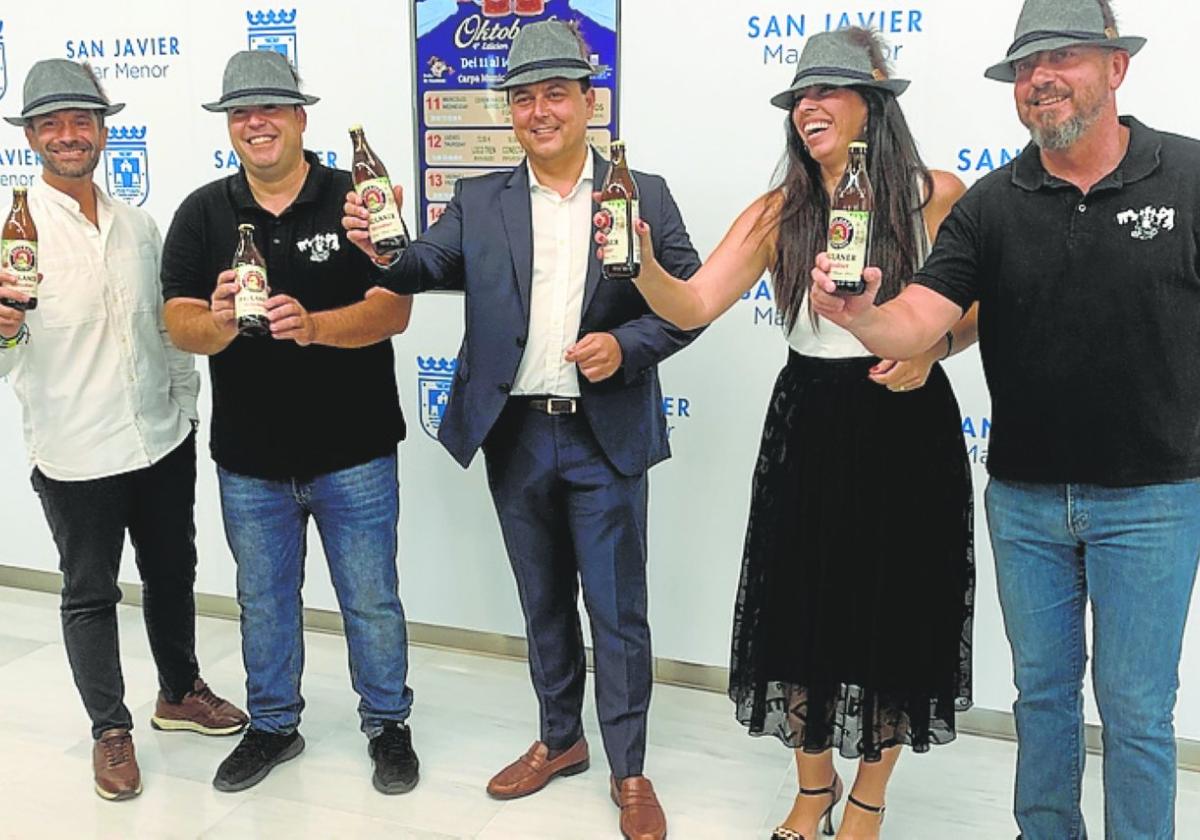 Participantes en la presentación, con el sombrero de la Oktoberfest.