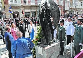 El comisario, Damián Romero, y la alcaldesa, Noelia Arroyo, frente a los ángeles custodios, tras poner la corona de flores, en el acto celebrado en la calle del Carmen.
