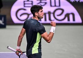 Carlos Alcaraz celebra un punto en el último encuentro en el Masters 1000 de Shanghái.