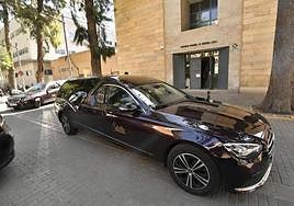 Salida de los cuerpos de los fallecidos del anatómico forense.