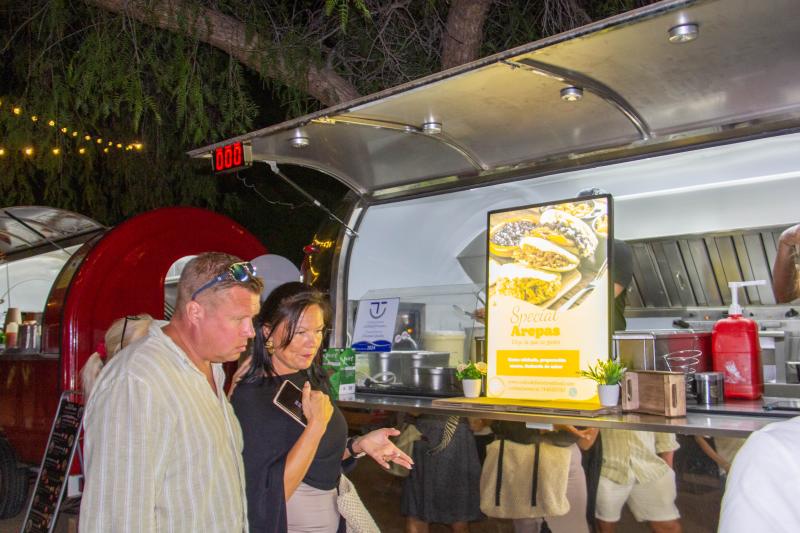 El &#039;Food Street Market&#039; de Torrevieja abre sus puertas en el parque de las Naciones