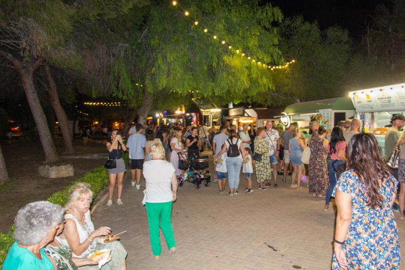 El &#039;Food Street Market&#039; de Torrevieja abre sus puertas en el parque de las Naciones