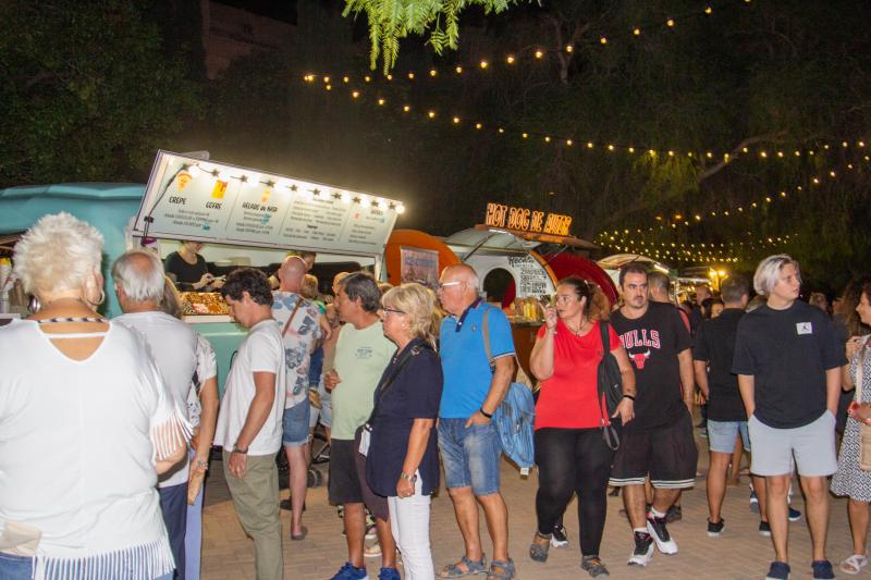 El &#039;Food Street Market&#039; de Torrevieja abre sus puertas en el parque de las Naciones