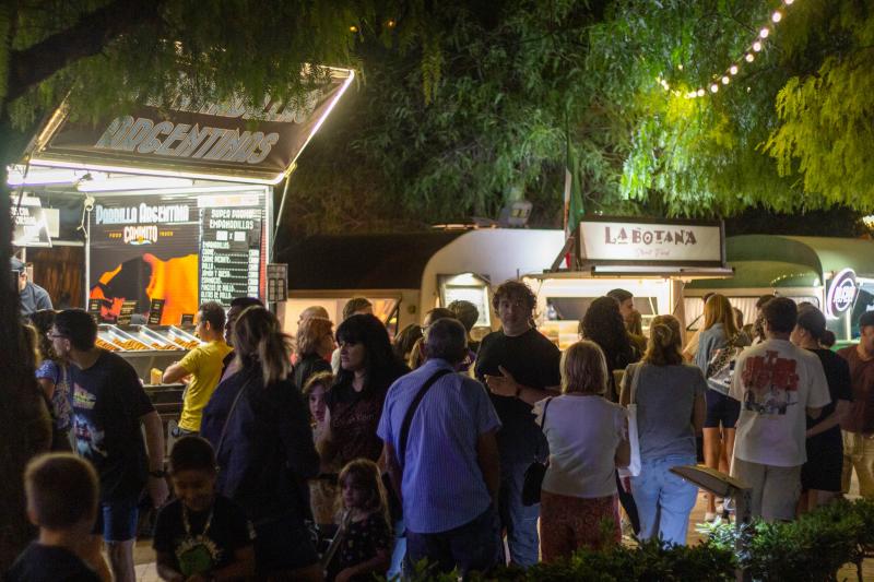 El &#039;Food Street Market&#039; de Torrevieja abre sus puertas en el parque de las Naciones