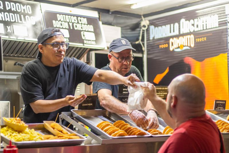 El &#039;Food Street Market&#039; de Torrevieja abre sus puertas en el parque de las Naciones