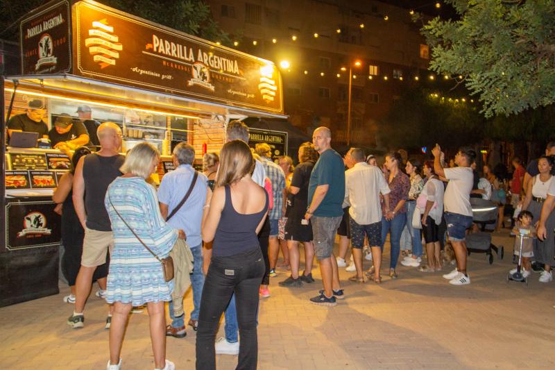 El &#039;Food Street Market&#039; de Torrevieja abre sus puertas en el parque de las Naciones