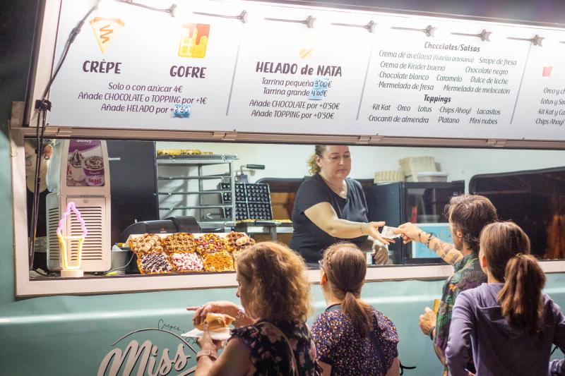 El &#039;Food Street Market&#039; de Torrevieja abre sus puertas en el parque de las Naciones