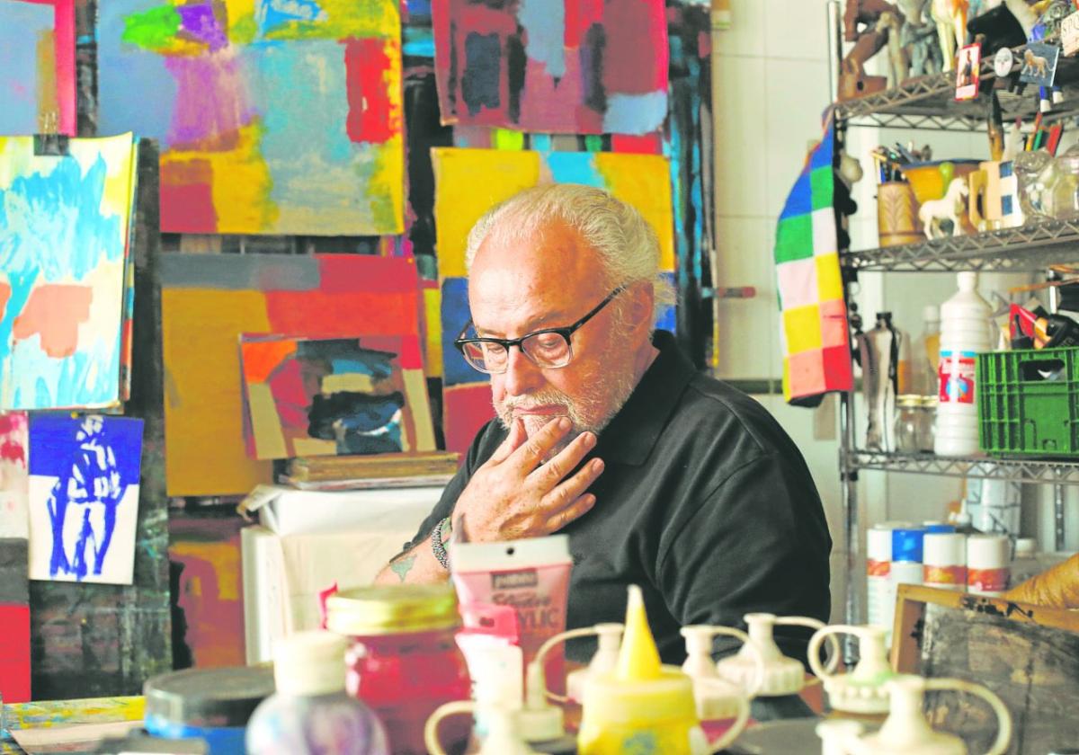 El pintor Antonio Martínez Mengual, durante una sesión de fotos en su estudio de Aljucer.