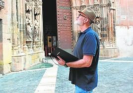 Puebla toma ideas frente a la Catedral para elaborar el diseño que cubrirá la fachada del templo.
