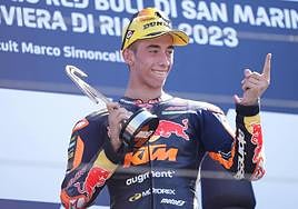Pedro Acosta celebra su victoria en el Gran Premio de San Marino.
