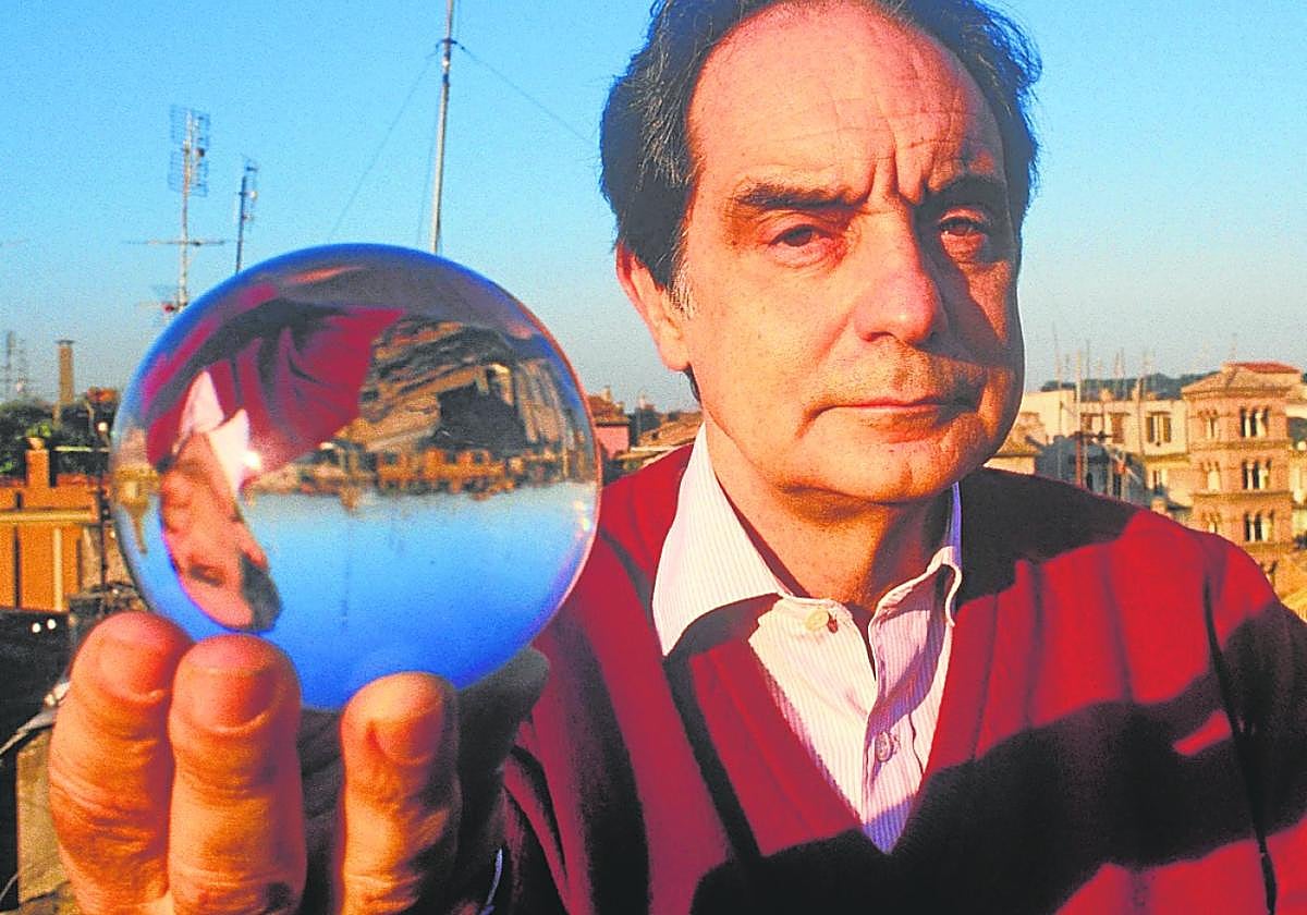 Una bola de cristal. El célebre autor de 'Las ciudades invisibles', Italo Calvino.
