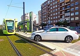 Imagen de uno de los vehículos implicados junto a las vías del tranvía.