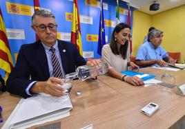 El presidente de la CHS, Mario Urrea, la consejera de Agricultura, Sara Rubira, y el comisario de Aguas Francisco Javier García Garay, el pasado miércoles.