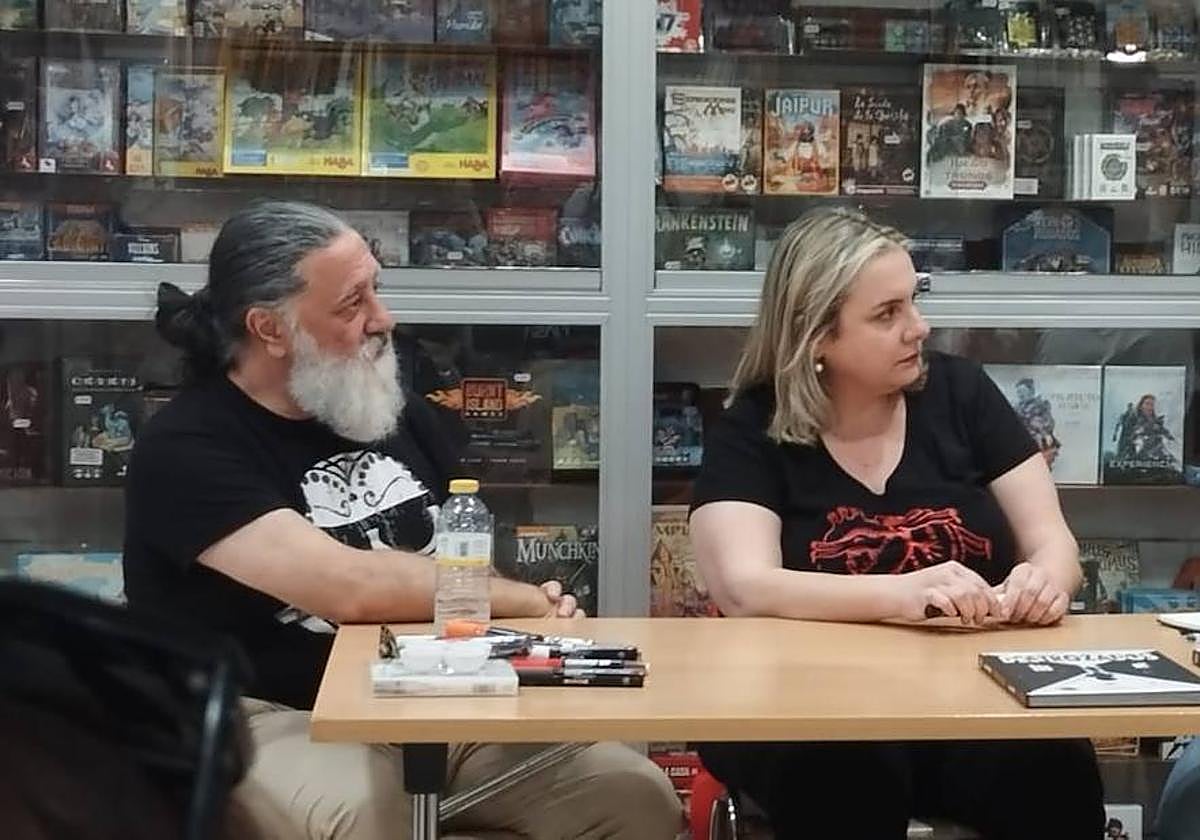 Ferrando y Castro durante la presentación de «Destrozados» en la Feria del Libro de Alicante.