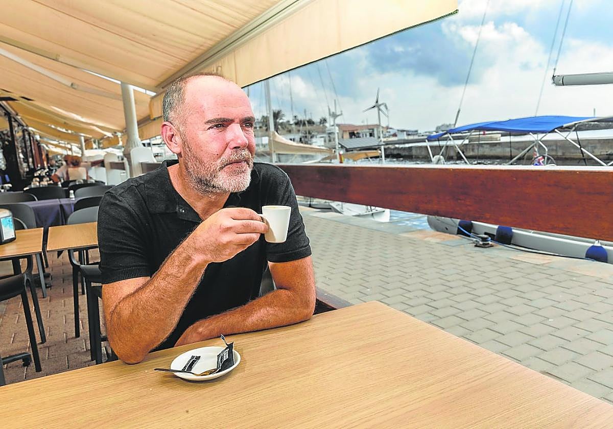 El escritor cartagenero David Galindo, fotografiado en el puerto de Cabo de Palos.