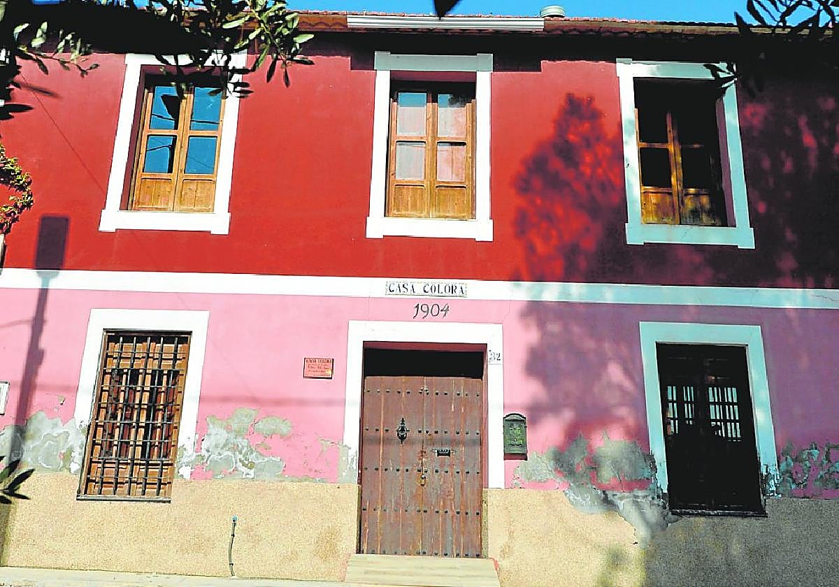 La Casa Colorá se escrituró en 1868, y es la única vivienda de labranza típica de esa época que queda en pie en Alquerías.