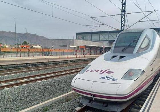 Un tren de alta velocidad de Renfe, en Murcia, en una imagen de archivo.
