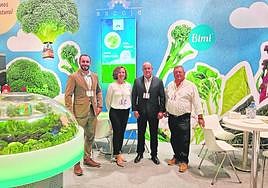 Responsables de Sacoje en el stand de la cooperativa en la feria Fruit Attraction.