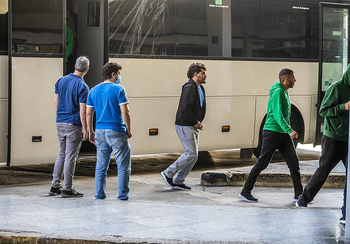 La Policía Nacional traslada decenas de inmigrantes argelinos desde Cartagena a las calles de Murcia