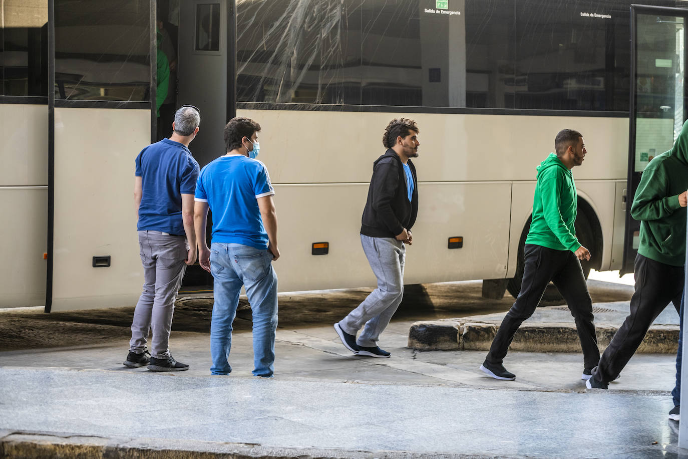 La Policía Nacional traslada decenas de inmigrantes argelinos desde Cartagena a las calles de Murcia