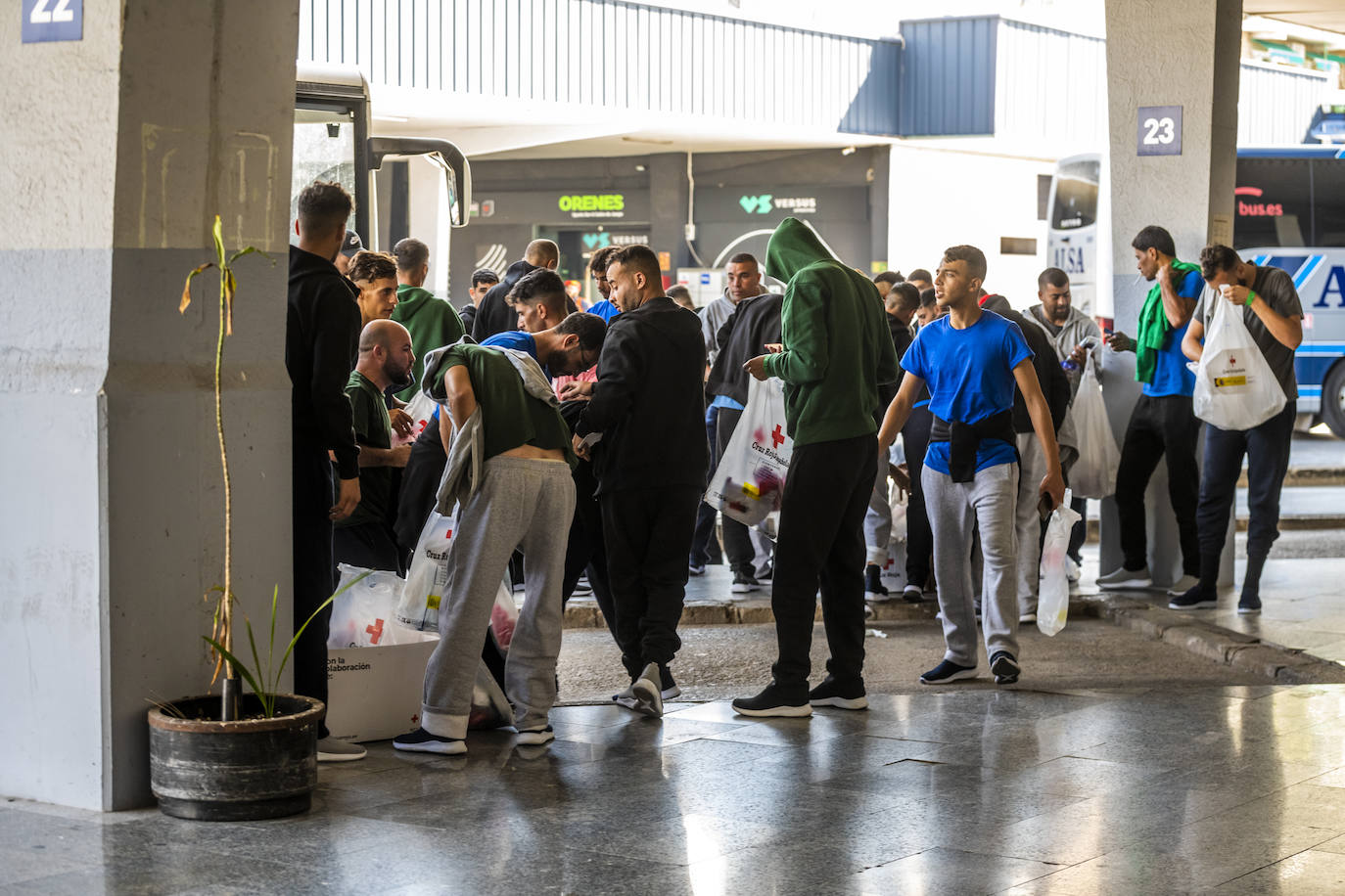 La Policía Nacional traslada decenas de inmigrantes argelinos desde Cartagena a las calles de Murcia
