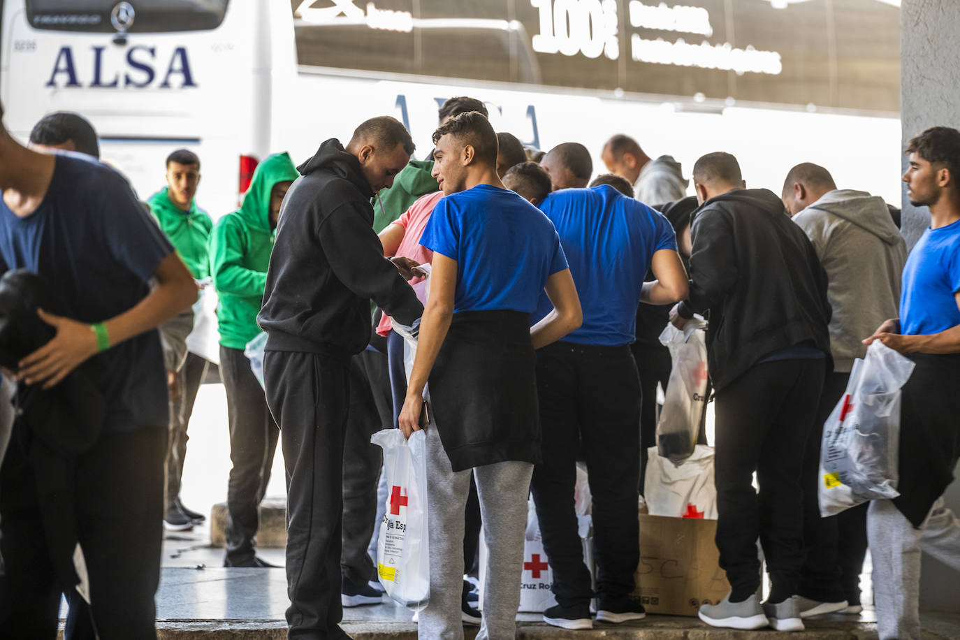 La Policía Nacional traslada decenas de inmigrantes argelinos desde Cartagena a las calles de Murcia
