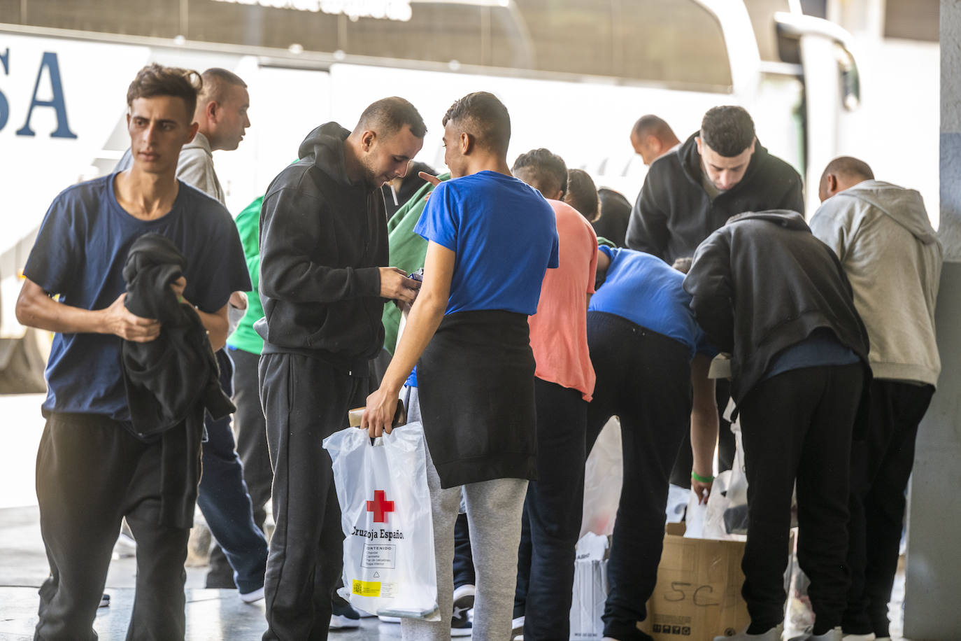 La Policía Nacional traslada decenas de inmigrantes argelinos desde Cartagena a las calles de Murcia