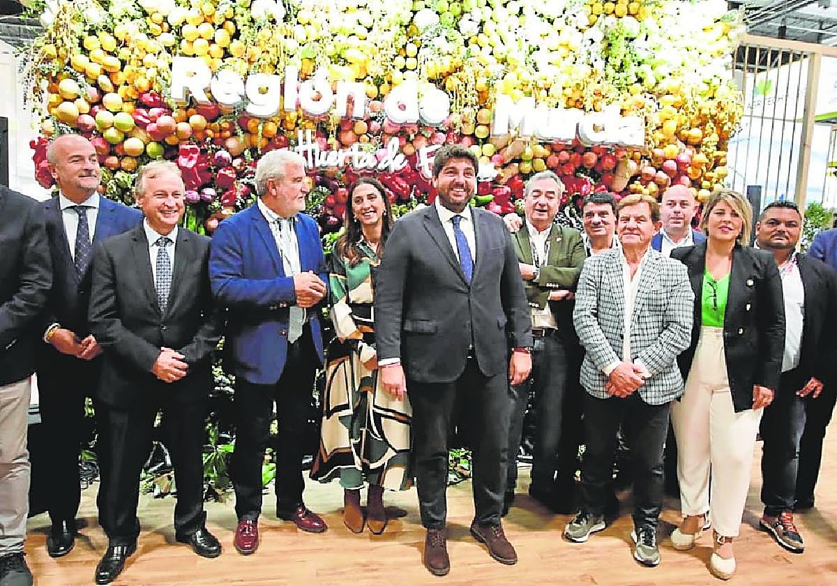 Delegación institucional presidida por Fernando López Miras, en el stand de la Región de Murcia, con un espectacular jardín vertical de frutas y verduras.