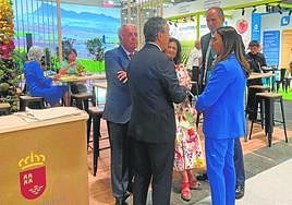 Encuentro entre el presidente y directivos de Cajamar con la consejera de Agricultura del Gobierno regional.