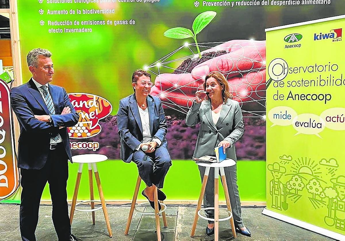 Alejandro Monzón, presidente de Anecoop, junto a Mari Carmen Morales, directora de Calidad y Sostenibilidad de Anecoop y Rosa Valenzuela (dcha.), directora de proyectos de Kiwa R+D+i.