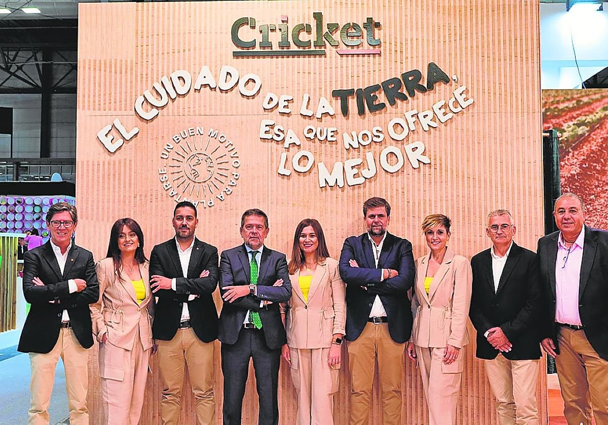 El equipo de Cricket en su estand durante la feria.