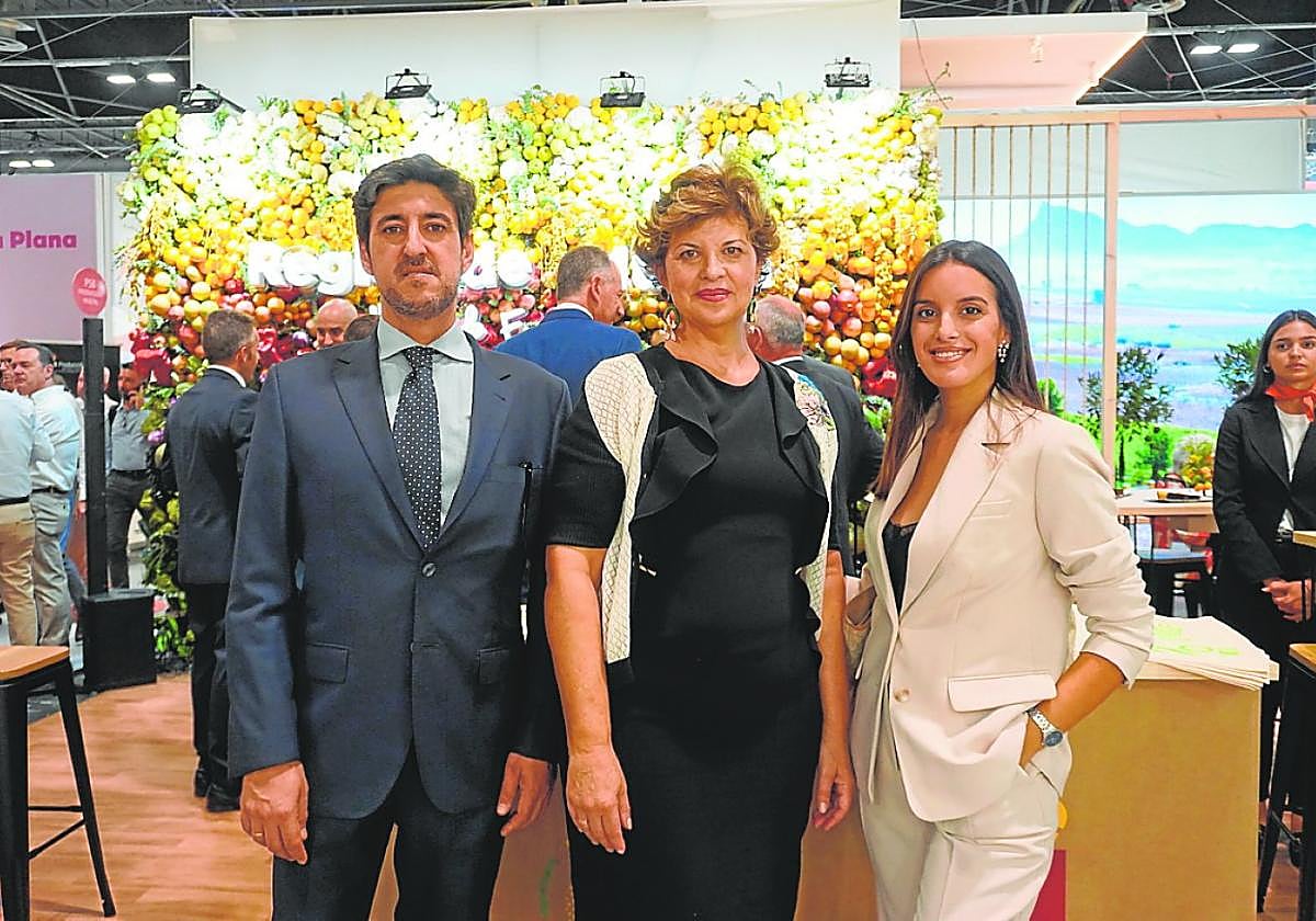 Juan de Vicente, Marian de Vicente y Queta Díaz en la feria.