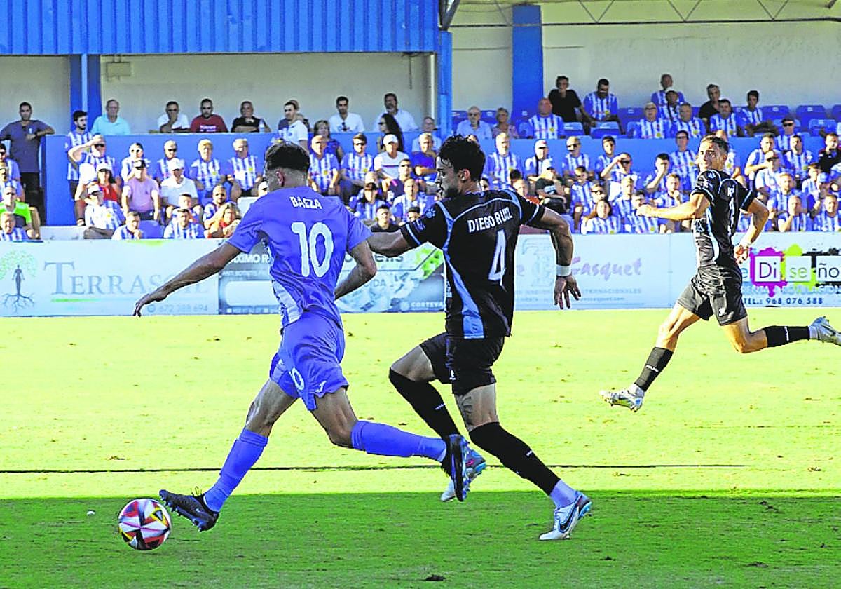Baeza, del Águilas, en el partido ante el Racing Cartagena.