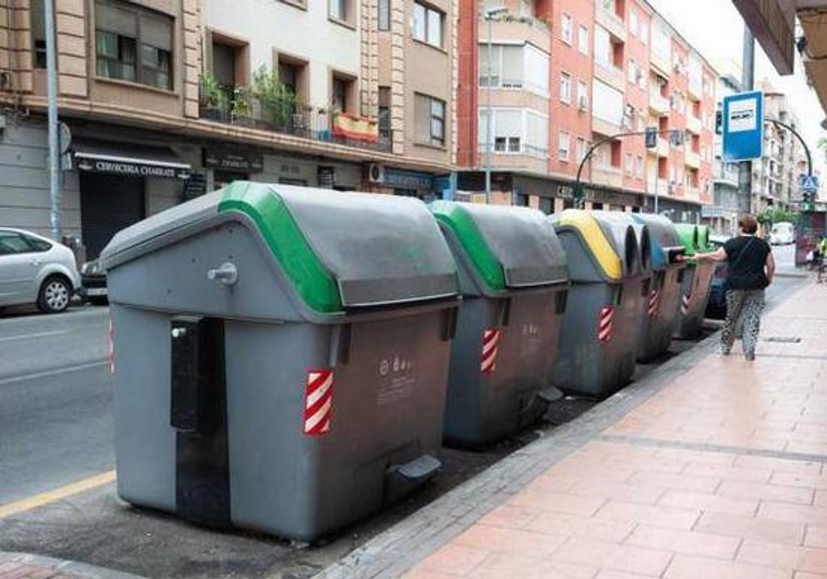 Contenedores en una calle de Murcia.