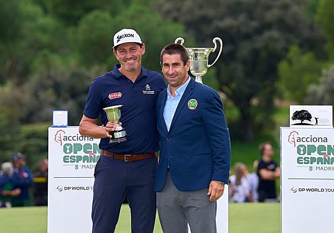 Alfredo García Heredia (i), séptima plaza junto a Ander Martínez, presidente de la PGA de España.
