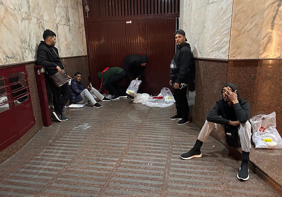 Algunos de los inmigrantes que llegaron el sábado a Lorca.