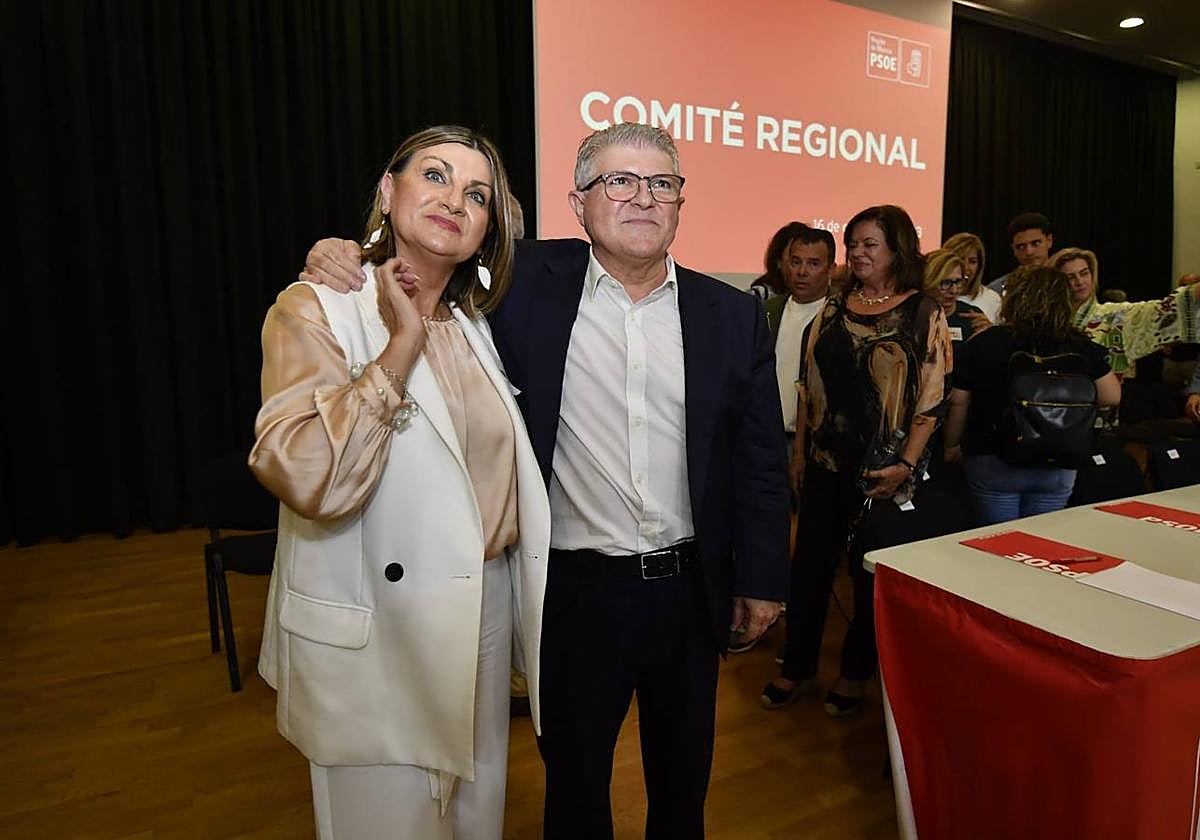 María Dolores Flores y José Vélez, este lunes noche, en el Comité Regional del PSOE.