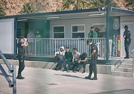 Inmigrantes llegados en patera, la semana pasada en el CATE de Cartagena.