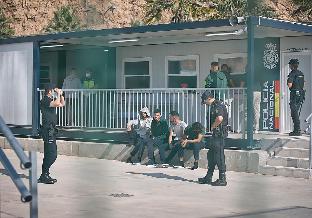 Inmigrantes llegados en patera, la semana pasada en el CATE de Cartagena.