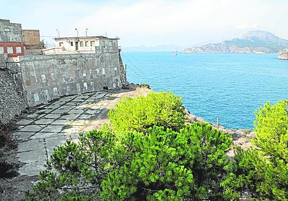 Instalaciones de la Armada en Trincabotijas; al fondo, línea de costa con La Algameca a la derecha.