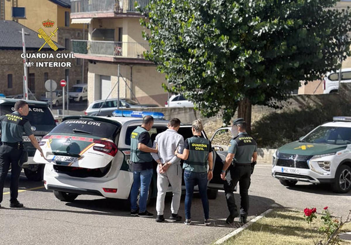 Agentes de la Guardia Civil acompañan al detenido.