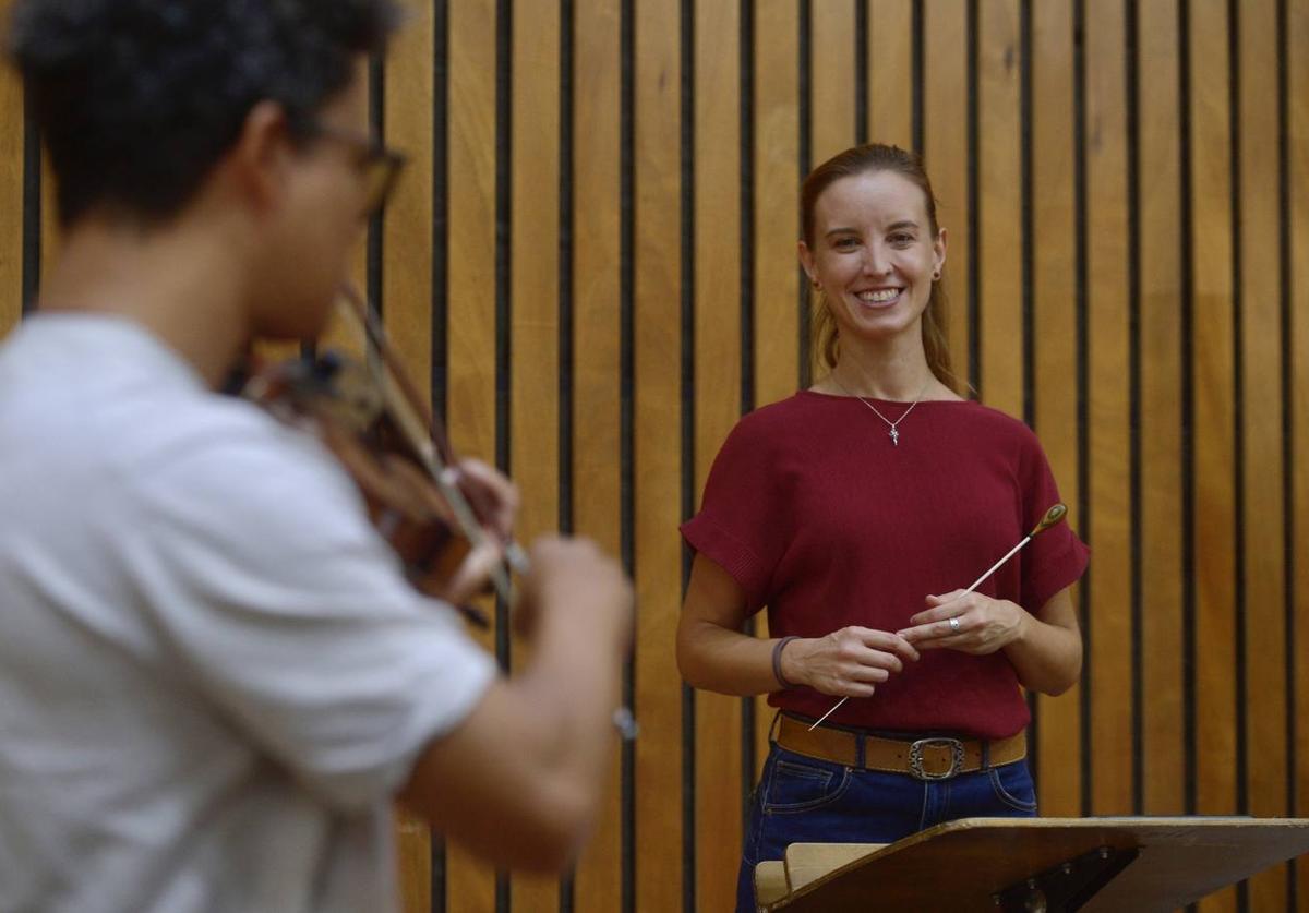 La directora de orquesta Isabel Rubio en el Auditorio Regional, donde hoy dirigirá a la OSRM en el concierto 120 aniversario de LA VERDAD.