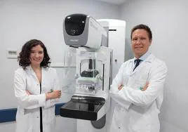 La doctora Marta Huertas y el doctor José Ramón Olalla, jefe del servcio de Diagnóstico por la Imagen de Quirónsalud Murcia