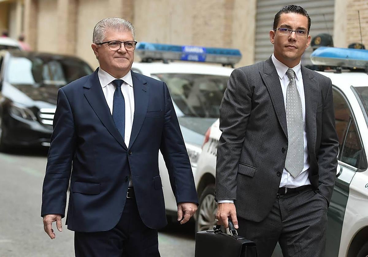 José Vélez, junto al abogado Raúl Pardo-Geijo, a la entrada a los juzgados de Calasparra el pasado septiembre.