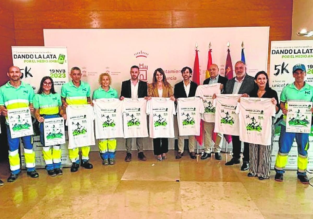 Foto de familia tras la presentación de la prueba deportiva que se celebrará en favor del reciclaje y el medio ambiente.