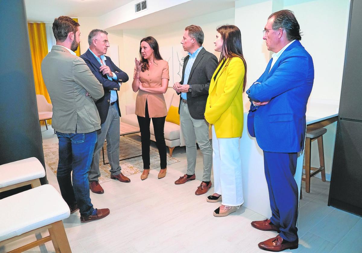 La consejera (c), el alcalde, un representante de la promotora y autoridades, ayer.