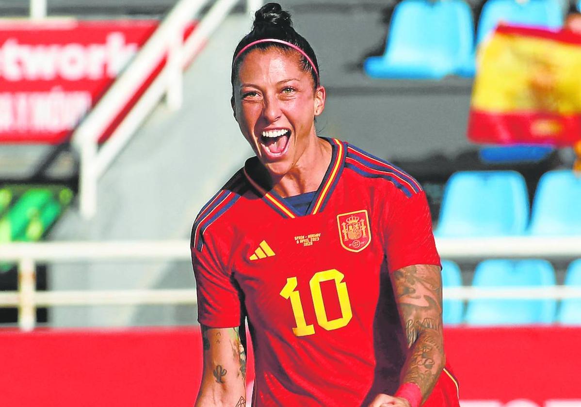 Jenni Hermoso celebra un gol con la selección española.